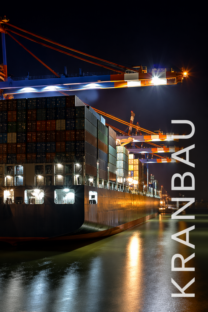Containerkran im Hafen für industrielle Umschlagprozesse im Kranbau