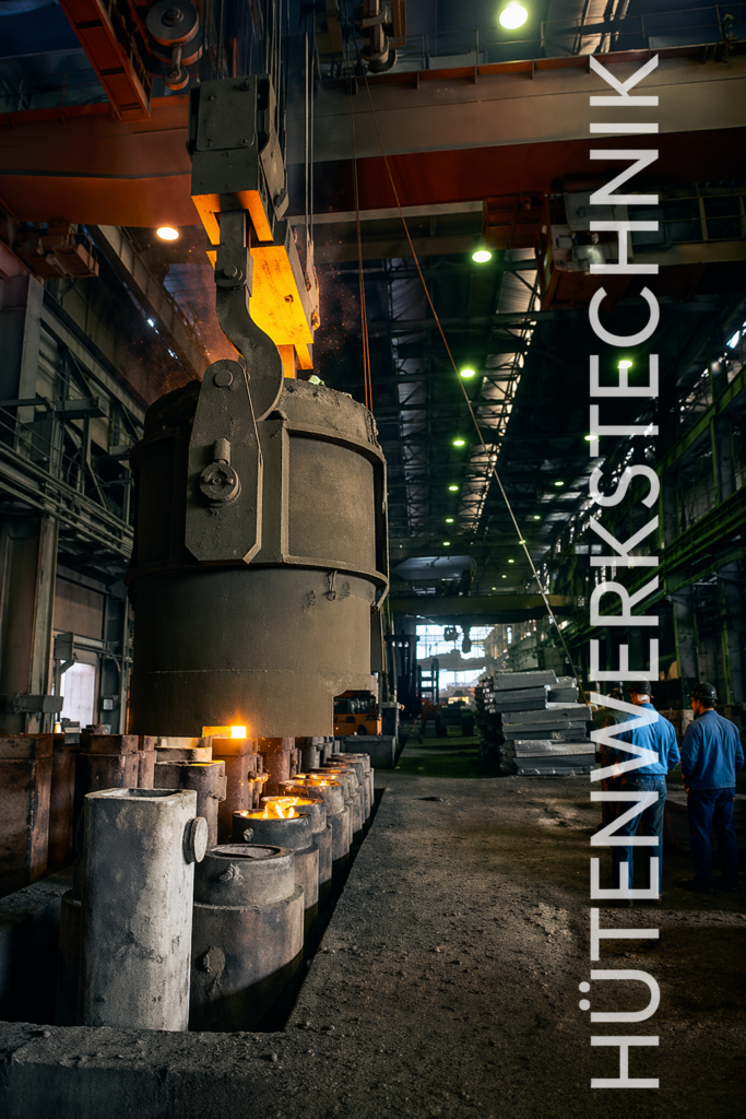 Gießprozess im Stahlwerk mit Krananlage in der Hüttenwerkstechnik